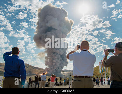 Promontoire, Utah, USA. 28 Juin, 2016. Vous pourrez regarder la fumée et les flammes de la mer au cours du deuxième et dernier essai du moteur de qualification pour le système de lancement de fusée de l'espace orbital Systèmes de propulsion à ATK Installations d'essai le 28 juin 2016 à Promontory, Utah. Au cours du lancement de l'espace de vol du système les boosters fournira plus de 75  % de la poussée nécessaire pour échapper à l'attraction gravitationnelle de la Terre, la première étape de la NASA sur le voyage vers Mars. Credit : Planetpix/Alamy Live News Banque D'Images