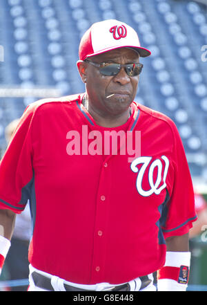 Washington, District de Columbia, Etats-Unis. 28 Juin, 2016. Nationals de Washington manager Dusty Baker (12) avant le match contre les Mets de New York au Championnat National Park à Washington, DC Le mardi, Juin 28, 2016. Les nationaux a gagné le match 5 - 0.Credit : Ron Sachs/CNP Crédit : Ron Sachs/CNP/ZUMA/Alamy Fil Live News Banque D'Images