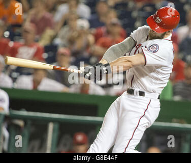 Washington, District de Columbia, Etats-Unis. 28 Juin, 2016. Nationals de Washington droit fielder Bryce Harper (34) frappe un home run run deux dans la cinquième manche contre les Mets de New York au Championnat National Park à Washington, DC Le mardi, Juin 28, 2016. Les nationaux a gagné le match 5 - 0.Credit : Ron Sachs/CNP Crédit : Ron Sachs/CNP/ZUMA/Alamy Fil Live News Banque D'Images