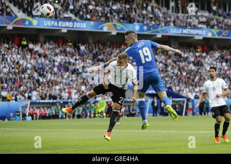 Lille Métropole, France. 26 Juin, 2016. (L-R) Joshua Kimmich (GER), Juraj Kucka (SVK) Football/soccer : UEFA EURO 2016 ronde de 16 match entre l'Allemagne 3-0 Slovaquie au Stade Pierre Mauroy à Lille Métropole, France . © Kawamori Mutsu/AFLO/Alamy Live News Banque D'Images