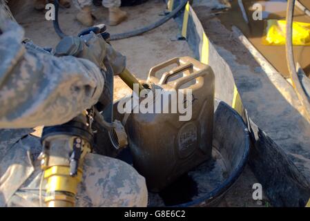 4 juin 2016 - Oleszno, Pologne - SPC. Dan Bora, un spécialiste de l'approvisionnement de pétrole avec l'armée américaine de la réserve 716th Quartermaster Company, Jersey City, N.J., les carburants de 5 gallon de gaz peut à la ferme de carburant pendant l'exercice Anakonda 2016 au Salon Formation Drawsko Pomorskie, Pologne, le 4 juin. Anakonda exercice 2016 est dirigée par la Pologne, un exercice multinational interarmées se dérouleront dans toute la Pologne 7-17 Juin. Le 716th est la première unité de la réserve de l'armée américaine pour l'exploitation d'une ferme de carburant en Pologne. L'exercice implique plus de 25 000 participants de plus de 20 nations. Anakonda exercice 2016 est un premier training ev Banque D'Images