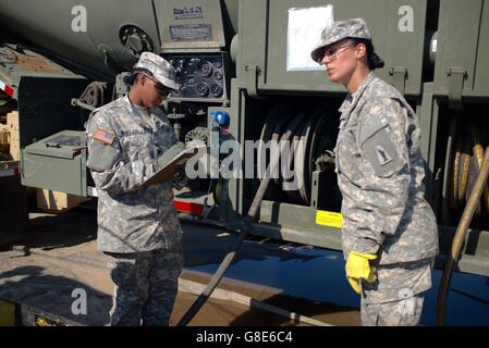 4 juin 2016 - Oleszno, Pologne - SPC. Tatiana Watler, à gauche, et Sgt. Melissa Vega, les spécialistes en approvisionnement de pétrole avec l'armée américaine de la réserve 716th Quartermaster Company, Jersey City, N.J., surveiller la distribution de carburant à la ferme de carburant pendant l'exercice Anakonda 16 à la zone d'entraînement de Drawsko Pomorskie, Pologne, le 4 juin. Anakonda exercice 2016 est dirigée par la Pologne, un exercice multinational interarmées se dérouleront dans toute la Pologne 7-17 Juin. Le 716th est la première unité de la réserve de l'armée américaine pour l'exploitation d'une ferme de carburant en Pologne. L'exercice implique plus de 25 000 participants de plus de 20 nations. Anako Exercice Banque D'Images