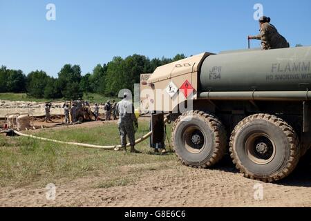 5 juin 2016 - Oleszno, Pologne - spécialistes de l'approvisionnement en pétrole avec l'armée américaine de la réserve 716th Quartermaster Company, Jersey City, N.J., remplir un camion-citerne de 5 000 gallons de carburant en vrac à l'exploitation agricole au cours de l'exercice 2016 Anakonda Aleksandria Domaine de formation, Pologne, Juin 4. Anakonda exercice 2016 est dirigée par la Pologne, un exercice multinational interarmées se dérouleront dans toute la Pologne 7-17 Juin. Le 716th est la première unité de la réserve de l'armée américaine pour l'exploitation d'une ferme de carburant en Pologne. L'exercice implique plus de 25 000 participants de plus de 20 nations. Anakonda exercice 2016 est un événement de formation Banque D'Images