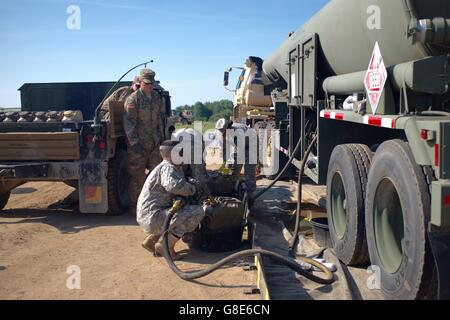 4 juin 2016 - Oleszno, Pologne - SPC. Dan Bora, un spécialiste de l'approvisionnement de pétrole avec l'armée américaine de la réserve 716th Quartermaster Company, Jersey City, N.J., les carburants de 5 gallon de gaz peut à la ferme de carburant pendant l'exercice Anakonda 2016 au Salon Formation Drawsko Pomorskie, Pologne, le 4 juin. Anakonda exercice 2016 est dirigée par la Pologne, un exercice multinational interarmées se dérouleront dans toute la Pologne 7-17 Juin. Le 716th est la première unité de la réserve de l'armée américaine pour l'exploitation d'une ferme de carburant en Pologne. L'exercice implique plus de 25 000 participants de plus de 20 nations. Anakonda exercice 2016 est un premier training ev Banque D'Images