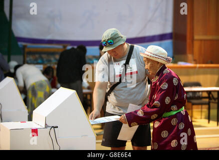 Oulan Bator, Mongolie. 29 Juin, 2016. Les électeurs mongols émettre son vote pour les élections parlementaires à un bureau de scrutin à Oulan Bator, Mongolie, le 29 juin 2016. Les Mongols ont voté mercredi pour un nouveau parlement. Selon la Commission électorale générale de la Mongolie, 498 candidats, venant de 12 parties, trois coalitions ou comme indépendants, s'étendra sur 76 sièges du Grand Khoural d'État, ainsi que de postes dans le droit local de décisions d'entreprise. © Zheng Chuang/Xinhua/Alamy Live News Banque D'Images