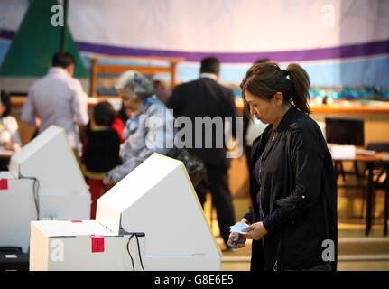 Oulan Bator, Mongolie. 29 Juin, 2016. Les électeurs mongols émettre son vote pour les élections parlementaires à un bureau de scrutin à Oulan Bator, Mongolie, le 29 juin 2016. Les Mongols ont voté mercredi pour un nouveau parlement. Selon la Commission électorale générale de la Mongolie, 498 candidats, venant de 12 parties, trois coalitions ou comme indépendants, s'étendra sur 76 sièges du Grand Khoural d'État, ainsi que de postes dans le droit local de décisions d'entreprise. © Zheng Chuang/Xinhua/Alamy Live News Banque D'Images