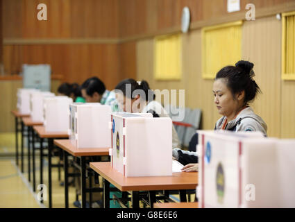 Oulan Bator, Mongolie. 29 Juin, 2016. Les électeurs mongols émettre son vote pour les élections parlementaires à un bureau de scrutin à Oulan Bator, Mongolie, le 29 juin 2016. Les Mongols ont voté mercredi pour un nouveau parlement. Selon la Commission électorale générale de la Mongolie, 498 candidats, venant de 12 parties, trois coalitions ou comme indépendants, s'étendra sur 76 sièges du Grand Khoural d'État, ainsi que de postes dans le droit local de décisions d'entreprise. © Zheng Chuang/Xinhua/Alamy Live News Banque D'Images