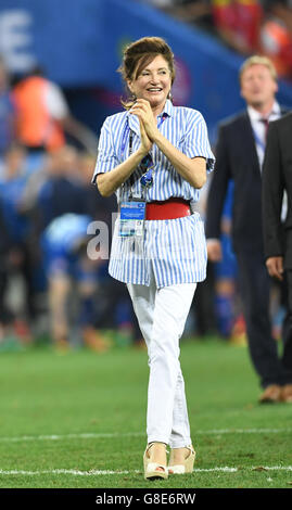 La première dame d'Islande Dorrit Chevaleraud célèbre après l'UEFA EURO 2016 ronde de 16 match de football entre l'Angleterre et l'Islande à Stade de Nice à Nice, France, 27 juin 2016. Photo : Federico Gambarini/dpa (certaines restrictions s'appliquent : Pour la présentation des nouvelles éditorial seulement. Pas utilisé à des fins commerciales ou de marketing, sans l'autorisation écrite préalable de l'UEFA. Les images doivent s'afficher que des images fixes et ne pas imiter l'action match la vidéo avec. Photographies publiées dans des publications en ligne (que ce soit par Internet ou autre) doit avoir un intervalle d'au moins 20 secondes entre l'affichage.) Banque D'Images