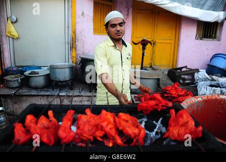 Allahabad, Uttar Pradesh, Inde. 29 Juin, 2016. Un homme à cuire le poulet pause jour long jeûne pendant le mois de jeûne du Ramadan à Allahabad. © Prabhat Kumar Verma/ZUMA/Alamy Fil Live News Banque D'Images