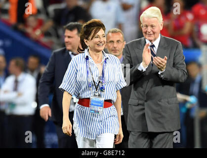 Nice, France. 27 Juin, 2016. La première dame d'Islande Dorrit Chevaleraud (C) et le Président Olafur Ragnar Grimsson (R) célèbrent après l'UEFA EURO 2016 ronde de 16 match de football entre l'Angleterre et l'Islande à Stade de Nice à Nice, France, 27 juin 2016. Photo : Federico Gambarini/dpa/Alamy Live News Banque D'Images