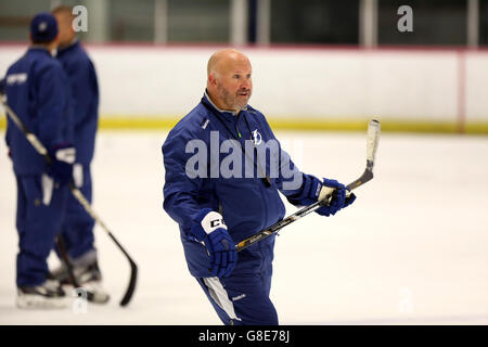 Brandon, Florida, USA. 29 Juin, 2016. DOUGLAS R. CLIFFORD | fois.Benoit Groulx, entraîneur-chef, Syracuse Crunch (AHL), centre, supervise un camp de développement de Tampa Bay (le mercredi 6/29/16) au Ice Sports Forum Brandon. © R. Douglas Clifford/Tampa Bay Times/ZUMA/Alamy Fil Live News Banque D'Images