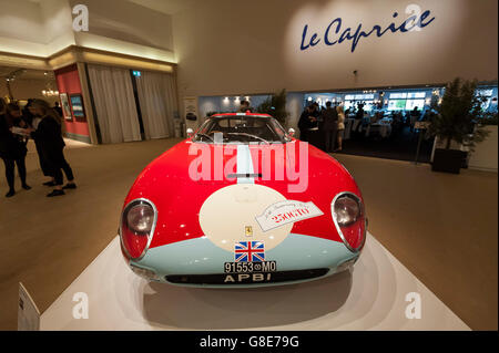 Londres, Royaume-Uni. 29 juin 2016. Une Ferrari 250 GTO de 1963 à l'aperçu, à Chelsea, Londres, de chef-d le premier salon international d'art et de design de l'antiquité à nos jours avec des œuvres de 154 exposants de renommée mondiale en vente. La foire est ouverte jusqu'au 6 juillet. Crédit : Stephen Chung / Alamy Live News Banque D'Images