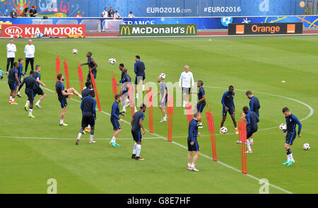 Les joueurs de la France en action au cours d'une session d'entraînement de football à l'équipe leur base située à Clairefontaine-en-Yvelines en France, le 29 juin 2016. L'UEFA EURO 2016 aura lieu du 10 juin au 10 juillet 2016 en France. Photo : Peter Kneffel/dpa Banque D'Images