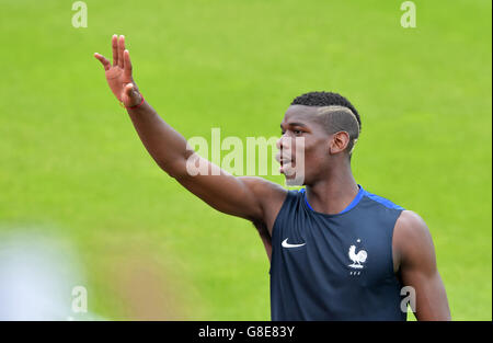 Paul Pogba de France les vagues pendant une session d'entraînement de football à l'équipe leur base située à Clairefontaine-en-Yvelines en France, le 29 juin 2016. L'UEFA EURO 2016 aura lieu du 10 juin au 10 juillet 2016 en France. Photo : Peter Kneffel/dpa Banque D'Images