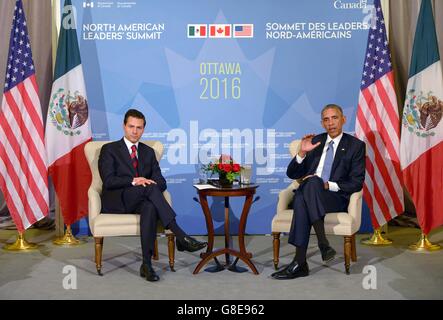 Ottawa, Canada. 29 Juin, 2016. Le Président mexicain Enrique Pena Nieto lors d'une réunion bilatérale avec le président américain Barack Obama en marge du Sommet des dirigeants nord-américains à la Galerie nationale du Canada, 29 juin 2016 à Ottawa, Canada. Credit : Planetpix/Alamy Live News Banque D'Images