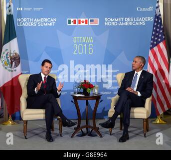 Ottawa, Canada. 29 Juin, 2016. Le Président mexicain Enrique Pena Nieto lors d'une réunion bilatérale avec le président américain Barack Obama en marge du Sommet des dirigeants nord-américains à la Galerie nationale du Canada, 29 juin 2016 à Ottawa, Canada. Credit : Planetpix/Alamy Live News Banque D'Images