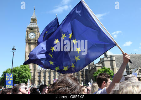 Londres, Royaume-Uni. 07 juillet, 2016. Drapeaux Européens d'être agité à un demonsration à la place du Parlement à la fin de la Marche pour l'Europe pour protester contre le vote du Royaume-Uni à quitter l'Union européenne. Credit : Jonathan Katzenellenbogen/Alamy Live News Banque D'Images