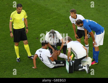 Bordeaux, France. 07 juillet, 2016. Refereree Viktor Kassai allemande, l'équipe de Sami Khedira, médecin Hans-Wilhelm Mueller-Wohlfahrt, Klaus Eder, physiotherpist, Thomas Mueller et de l'Italie Giorgio Chiellini (L-R) au cours de l'UEFA EURO 2016 football match de quart de finale entre l'Allemagne et l'Italie au stade de Bordeaux à Bordeaux, France, 02 juillet 2016. Photo : Christian Charisius/dpa/Alamy Live News Banque D'Images