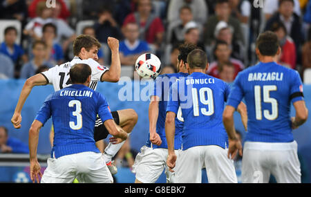 Bordeaux, France. 07 juillet, 2016. L'Allemagne Thomas Mueller (haut) et de l'Italie Giorgio Chiellini (L) rivalisent pour la balle pendant l'UEFA EURO 2016 football match de quart de finale entre l'Allemagne et l'Italie au stade de Bordeaux à Bordeaux, France, 02 juillet 2016. Photo : Federico Gambarini/dpa/Alamy Live News Banque D'Images