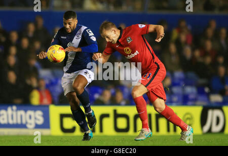 David Davis, de Birmingham City, lutte pour le ballon avec Jordan Rhodes (à droite) de Blackburn Rovers lors du match de championnat Sky Bet à St Andrews, Birmingham. APPUYEZ SUR ASSOCIATION photo. Date de la photo: Mardi 3 novembre 2015. Voir PA Story FOOTBALL Birmingham. Le crédit photo devrait se lire comme suit : Nick Potts/PA Wire. Banque D'Images