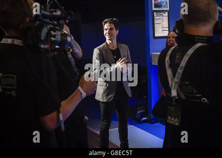 Kelly Jones, chanteur de Stereophonics, est filmée par des équipes de télévision, à l'O2 Academy de Bristol, dans le cadre de la tournée de radio X Road Trip au Royaume-Uni. Banque D'Images