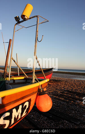 Bateau de pêche sur Worthing Beach Banque D'Images