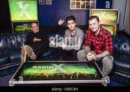 Le DJ Chris Moyles de radio X (à gauche) avec le chanteur principal avec la Stereophonics Kelly Jones (au centre) et le guitariste de basse Richard Jones, à l'O2 Academy, Bristol, dans le cadre de la tournée de radio X Road Trip à travers le Royaume-Uni. Banque D'Images