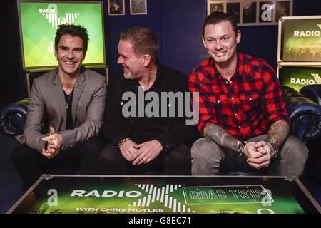 Petit déjeuner à la radio X, DJ Chris Moyles (au centre) avec le chanteur principal, le Stereophonics Kelly Jones (à gauche) et le guitariste de basse Richard Jones, à l'O2 Academy, Bristol, dans le cadre de la tournée de radio X Road Trip à travers le Royaume-Uni. Banque D'Images