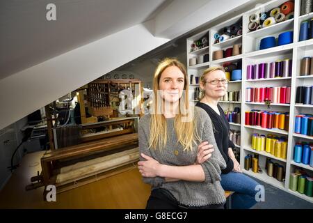 Les directeurs, Juliet Bailey, 33 ans, à gauche, et Frankie Brewer, 30 ans, à droite, à leur entreprise, le Bristol Weaving Mill, la première usine de tissus de travail à Bristol depuis près de 100 ans - qui est entièrement dirigée par des femmes. Banque D'Images