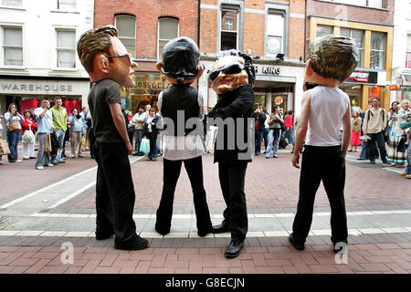 Les acteurs vêtus du supergroupe irlandais U2 se font devant le premier de leurs trois concerts de vente au Vertigo au Croke Park. Banque D'Images