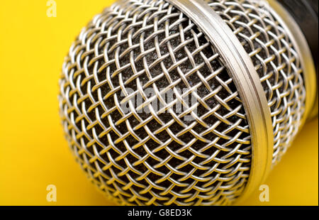 Microphone sans fil close up sur fond jaune - la Motivation, concept Banque D'Images