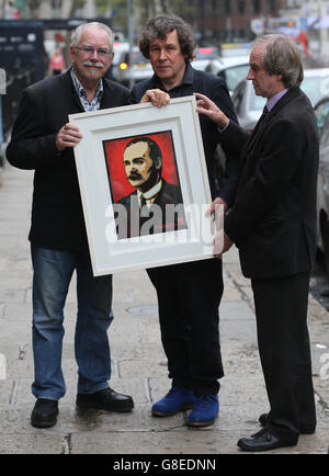 L'artiste Robert Ballagh (à gauche) présente l'un des acteurs les plus célèbres d'Irlande, Stephen Rea (au centre), avec une édition limitée de l'image de James Connolly de Jim Fitzpatrick, spécialement créée pour l'événement Requal the Vision of 1916 à Dublin cet après-midi. L'arrière-petit-fils de James Connolly, James Connelly Heron (à droite), est à l'affût. Banque D'Images