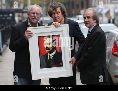 L'artiste Robert Ballagh (à gauche) présente l'un des acteurs les plus célèbres d'Irlande, Stephen Rea (au centre), avec une édition limitée de l'image de James Connolly de Jim Fitzpatrick, spécialement créée pour l'événement Requal the Vision of 1916 à Dublin cet après-midi. L'arrière-petit-fils de James Connolly, James Connelly Heron (à droite), est à l'affût. Banque D'Images