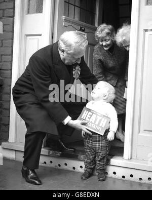 Le chef de l'opposition Edward Heath rencontre Mark Lemmon, âgé de 20 mois, lors d'une visite de sa circonscription à Bexley, dans le Kent. Banque D'Images