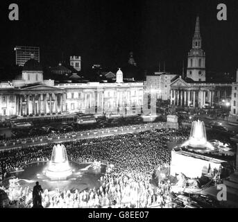 Une grande foule se rassemble à Trafalgar Square au moment où les résultats de l'élection générale arrivent. En arrière-plan se trouve la Galerie nationale illuminée. Banque D'Images