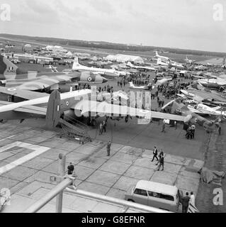 Certains des plus récents avions au monde se sont alignés à Farnborough, dans le Hampshire, où l'exposition de la Society of British Aerospace Companies a ouvert aujourd'hui.Les avions étrangers sont parmi les exposés pour la première fois.Pour se qualifier pour le spectacle, l'avion devait être alimenté par des moteurs britanniques, transporter une proportion importante de l'équipement britannique et être parrainé par une entreprise britannique. Banque D'Images