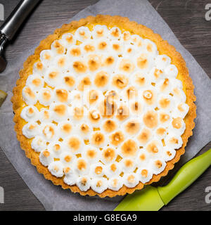 Tartelette au citron et meringue italienne Banque D'Images