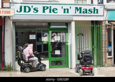 JD's restaurant Mash et à Clacton UK avec un fauteuil motorisé stationné à l'extérieur Banque D'Images