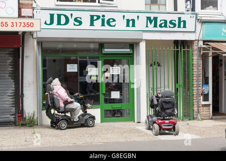 JD's restaurant Mash et à Clacton UK avec un fauteuil motorisé stationné à l'extérieur Banque D'Images