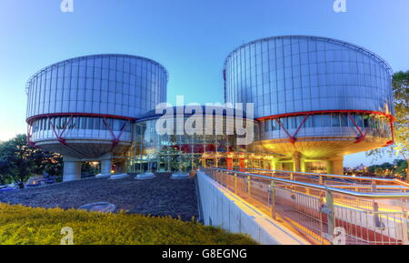 Cour européenne des Droits de l'Homme à Strasbourg par nuit, France, HDR Banque D'Images