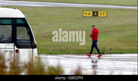 Wayne Rooney l'Angleterre arrive à l'aéroport de Manchester. L'Angleterre est éliminée lors de la ronde de 16 étape du Championnat Européen 2016 La nuit dernière après avoir perdu 2-1 à l'Islande. Banque D'Images