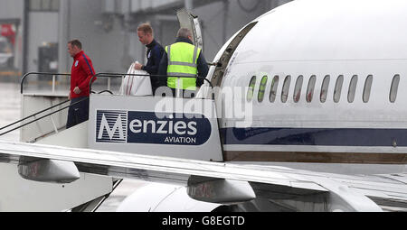 Wayne Rooney l'Angleterre arrive à l'aéroport de Manchester. L'Angleterre est éliminée lors de la ronde de 16 étape du Championnat Européen 2016 La nuit dernière après avoir perdu 2-1 à l'Islande. Banque D'Images