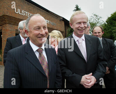 Le ministre irlandais des Affaires étrangères, Dermot Ahern (à gauche), avec Sir Reg Empey.M. Ahern a été averti par Sir Reg Empey que les syndicalistes ne seraient intéressés que par les actions de l'IRA et non par les paroles de toute déclaration. Banque D'Images