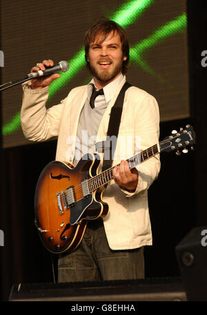 Chanteur de Supergrass gaz Coombes sur scène. Banque D'Images