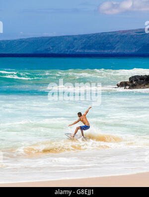 Skimboarder à grande plage à Makena State Park Banque D'Images