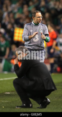 Martin O'Neil, directeur de la République d'Irlande, célèbre le départ de Mehmed Bazdaevic lors de la deuxième étape de l'UEFA Euro 2016 Qualificative Playoff au stade Aviva, à Dublin. Banque D'Images