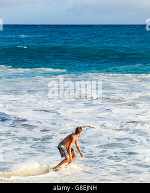 Skimboarder à grande plage à Makena State Park Banque D'Images