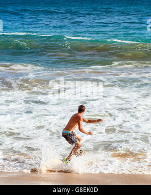 Skimboarder à grande plage à Makena State Park Banque D'Images