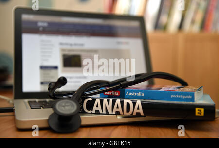 Stock médical.Un stéthoscope de médecin se trouve sur des guides pour l'Australie et le Canada Banque D'Images