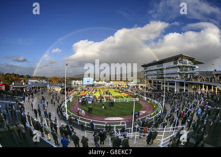 Courses de Cheltenham - l'Open - première journée.Une vue générale d'un arc-en-ciel sur l'anneau de parade et la tribune royale de la princesse à l'hippodrome de Cheltenham Banque D'Images